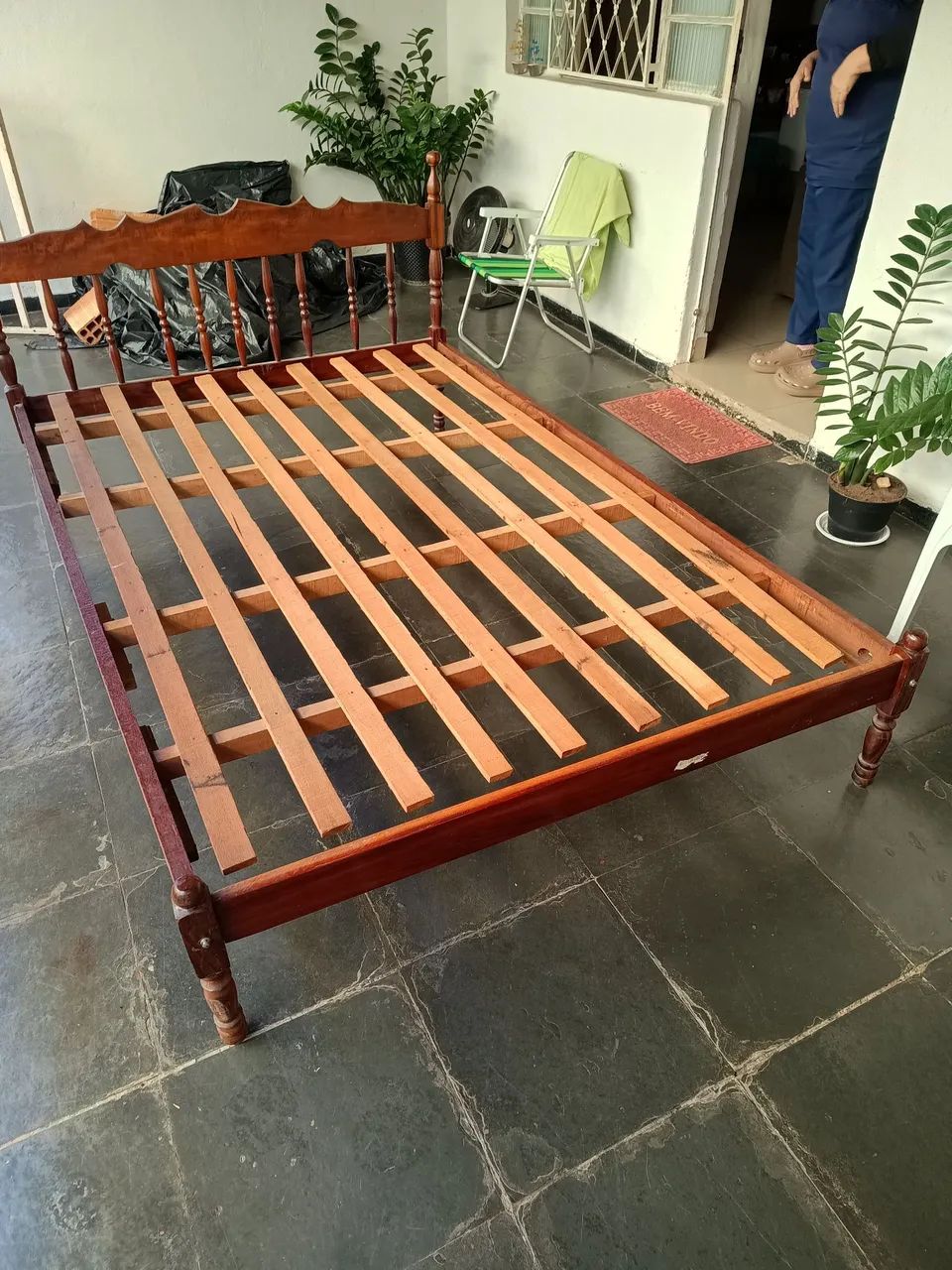 Cama de madeira com colchão