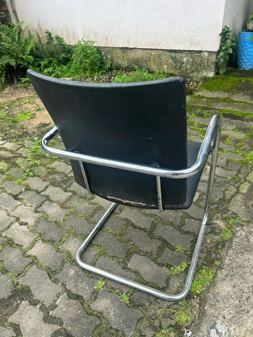 Cadeira com base em alumínio