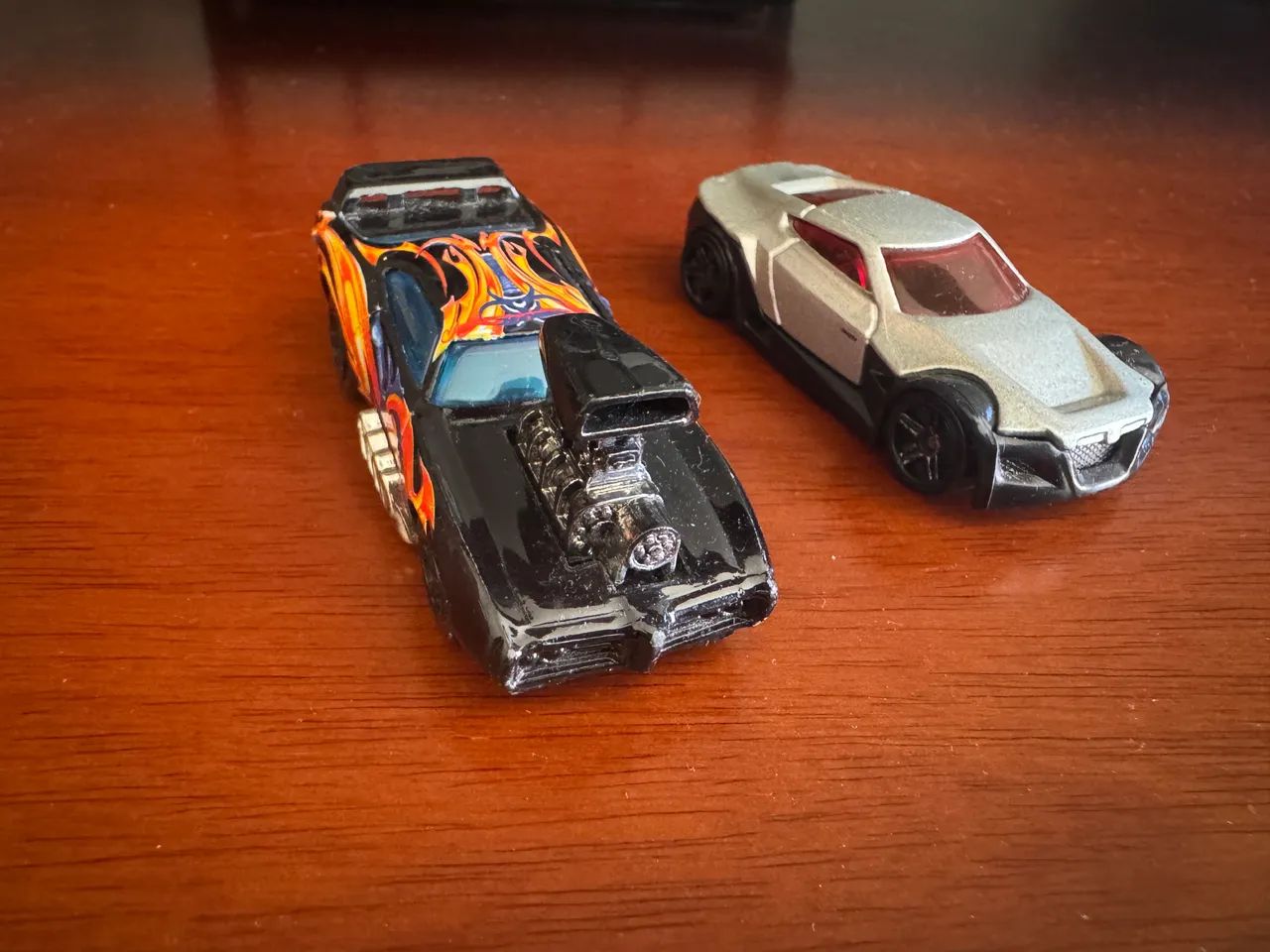 Carrinhos Hot Wheels 2 unidades - Pontiac GTO e Symbolic