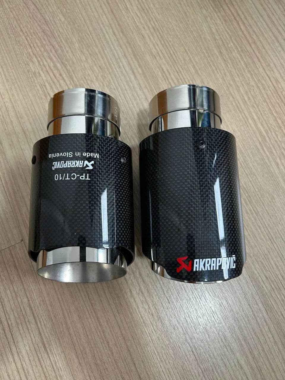 PONTEIRA ESPORTIVA AKRAPOVIC 3,5 POLEGADAS PAR - Foto 2