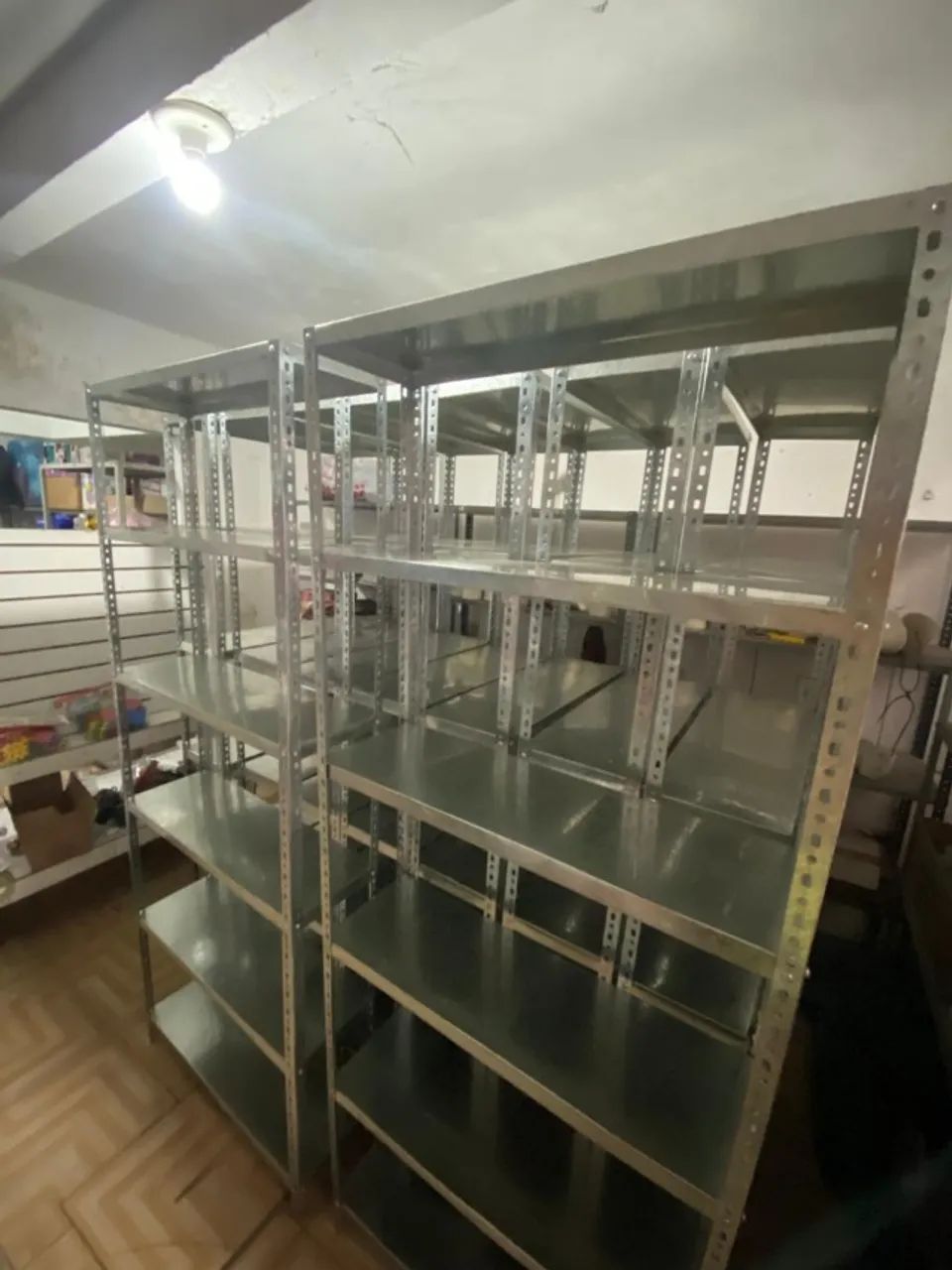 Estante Metálica com Várias Prateleiras