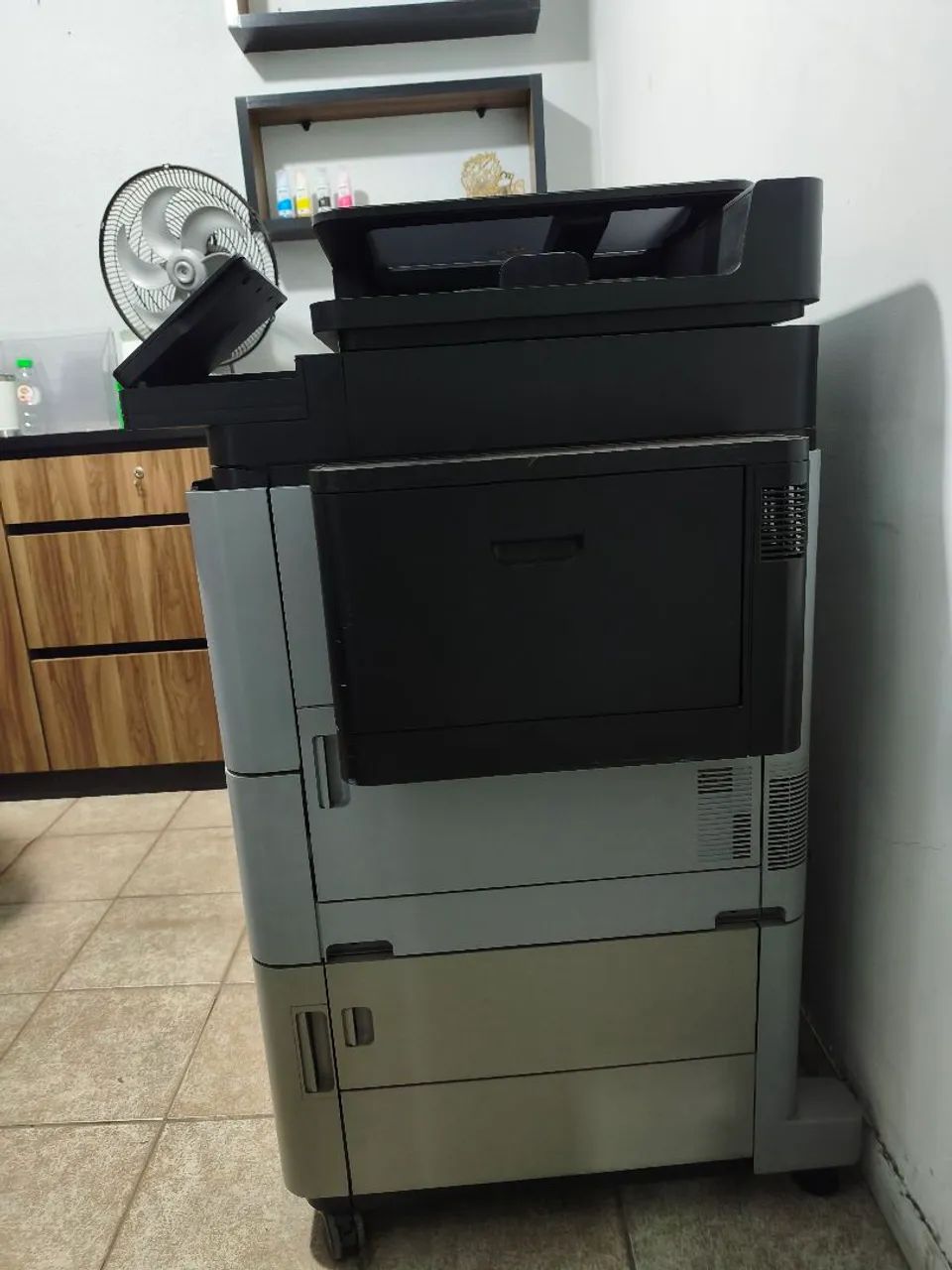 Impressora HP Enterprise Flow MFP M830 - Foto 5