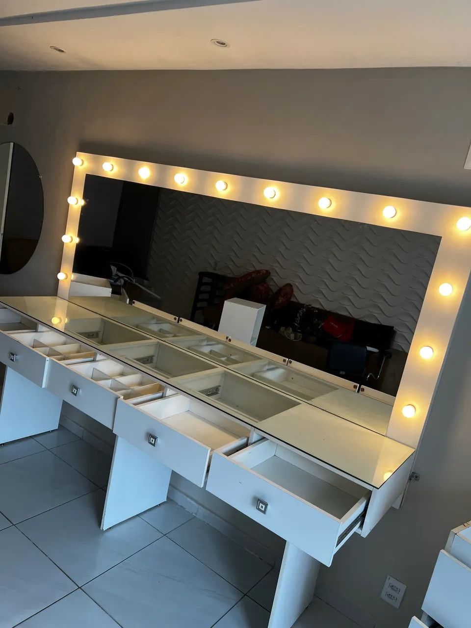 Bancada com espelho e camarim 