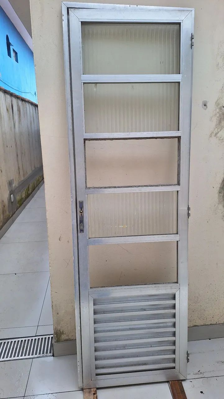 Porta em alumínio grosso 