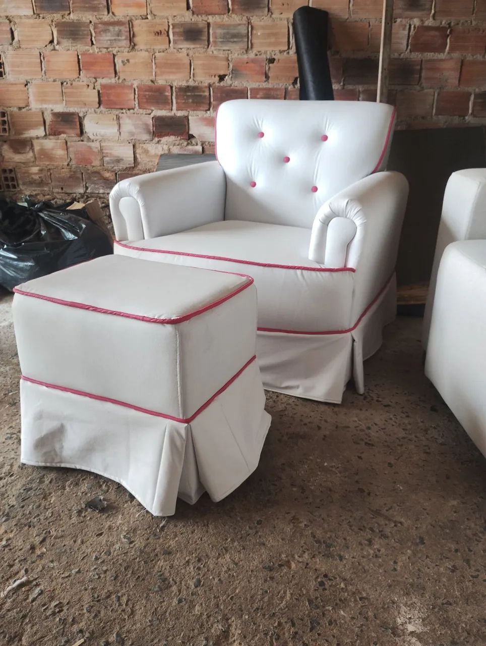 Poltrona feminina com puff  - Foto 2