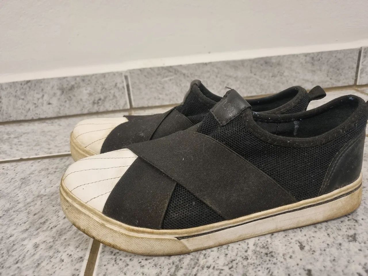 Tênis slip-on preto e branco