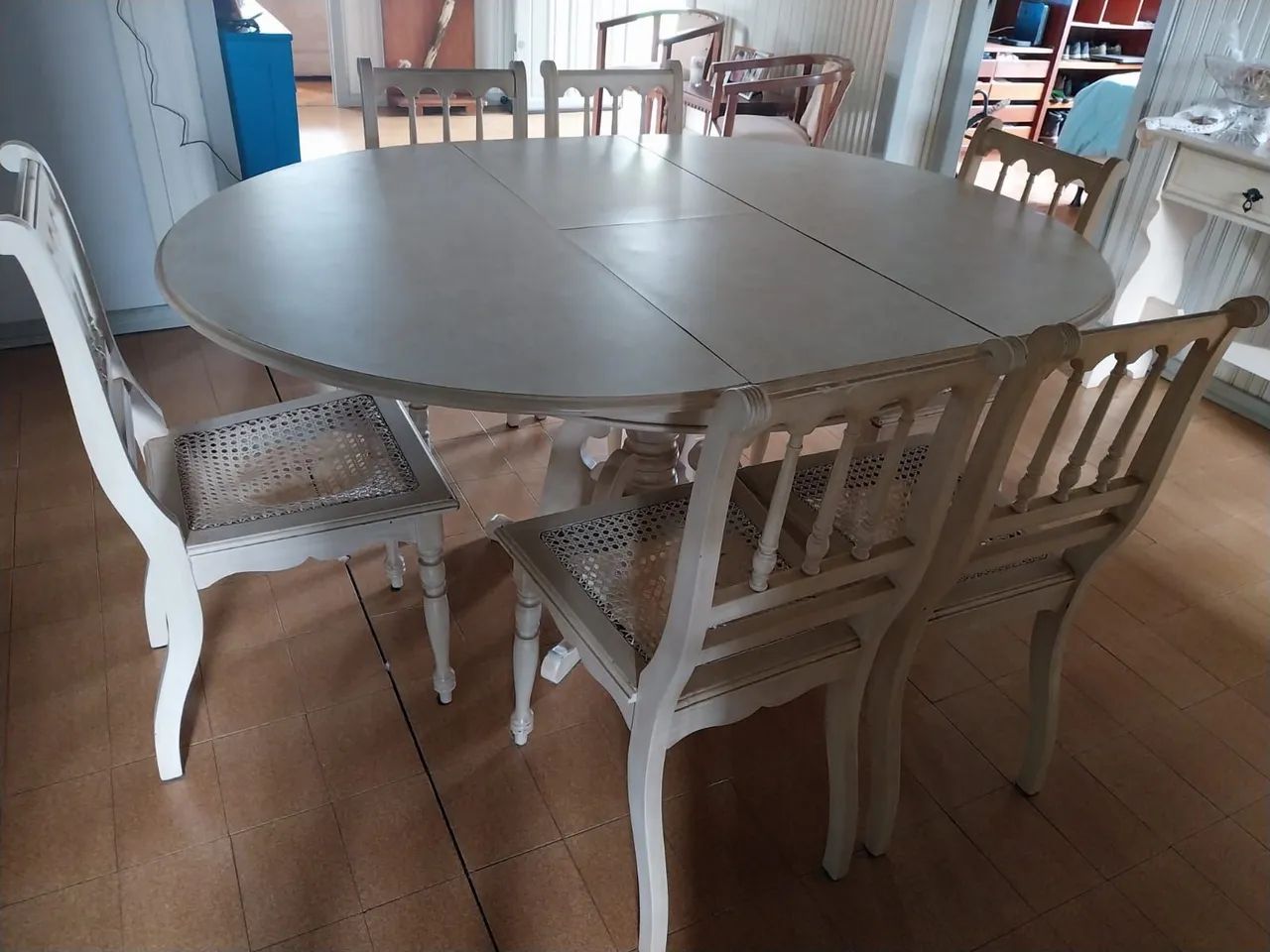 Mesa de Jantar Oval em Madeira Imbuia<br>
