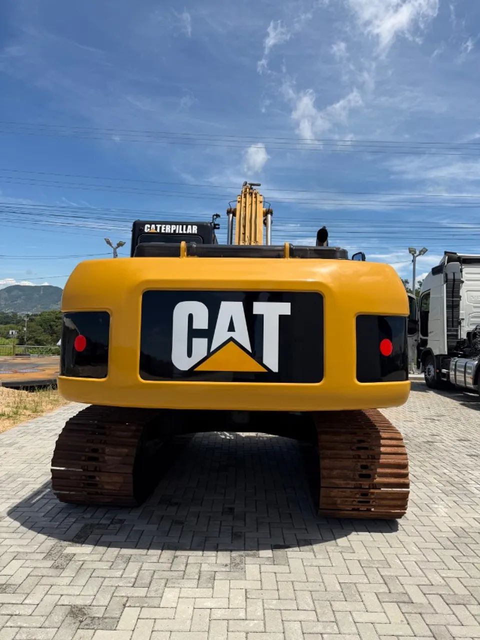 ESCAVADEIRA CAT 320 D