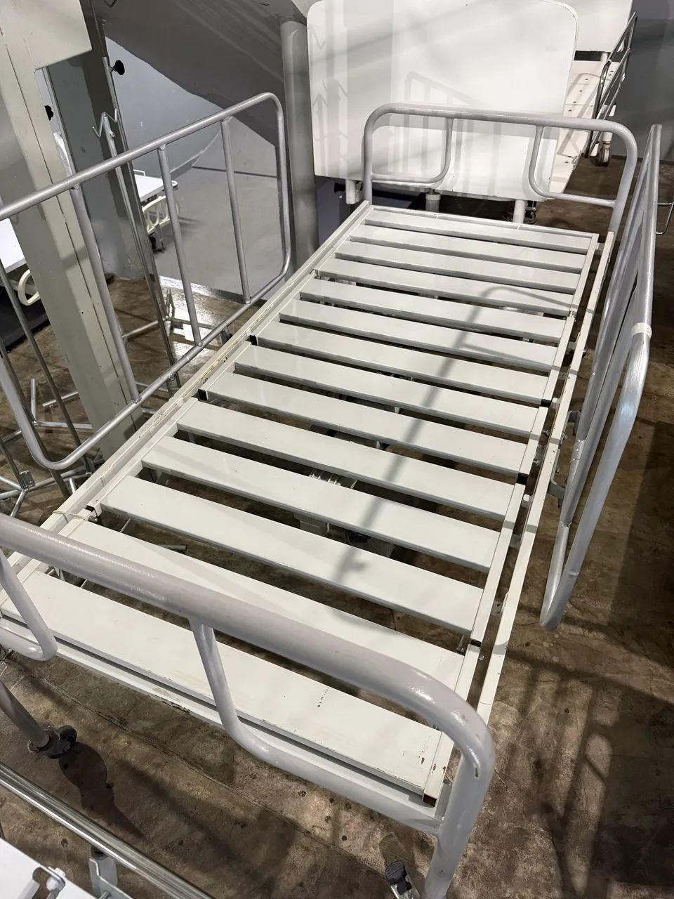 Cama hospitalar motorizada 