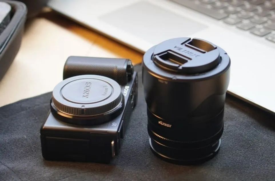 Câmera Zve-10 + Lente Viltrox 23mm + Cartão de Memória 128gb