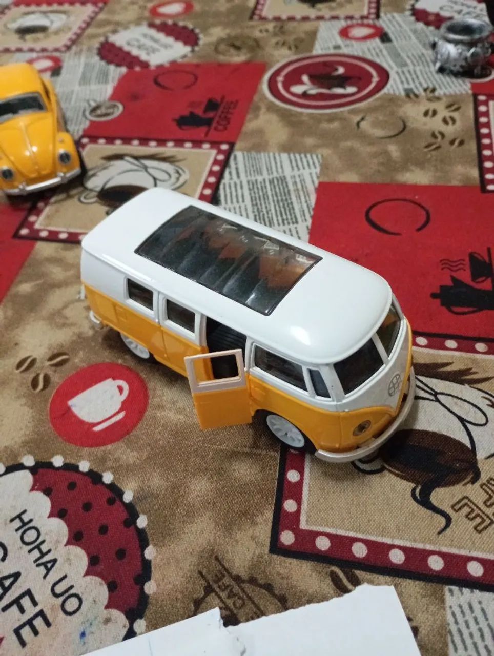 Kombi amarela retrô de metal