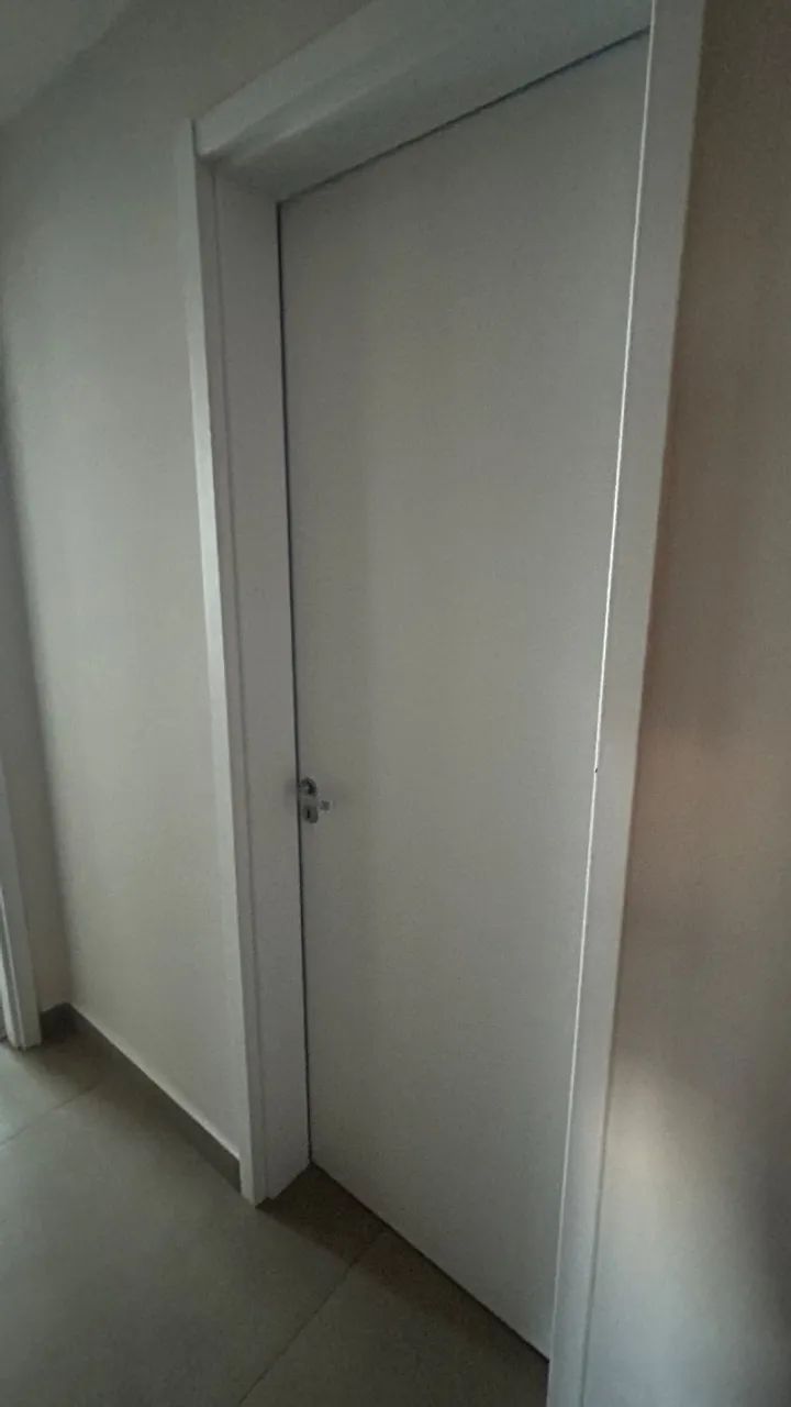 Vendo porta com maçaneta e chaves .