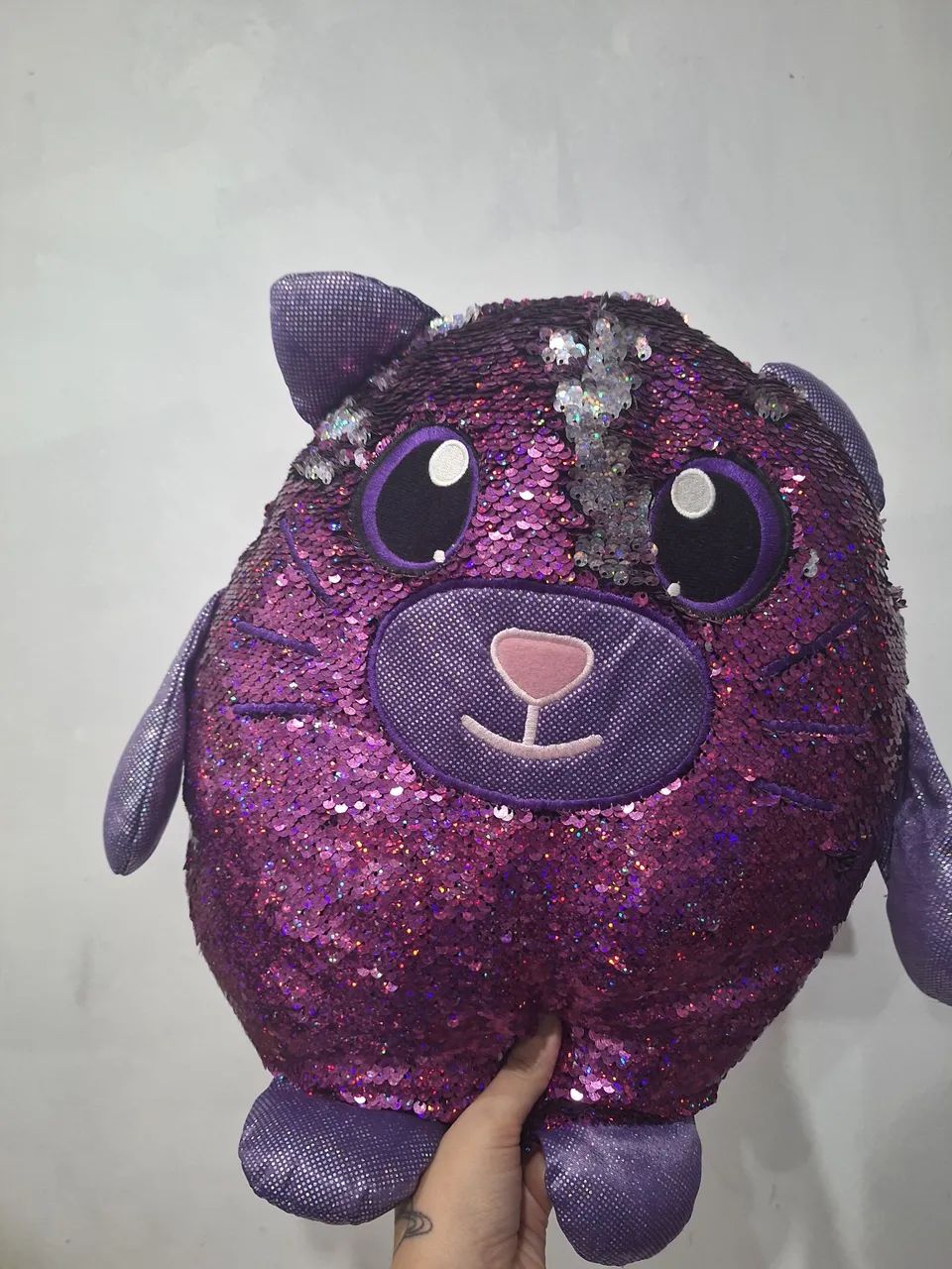 Gatinho de pelúcia com lantejoulas dupla face - Foto 3