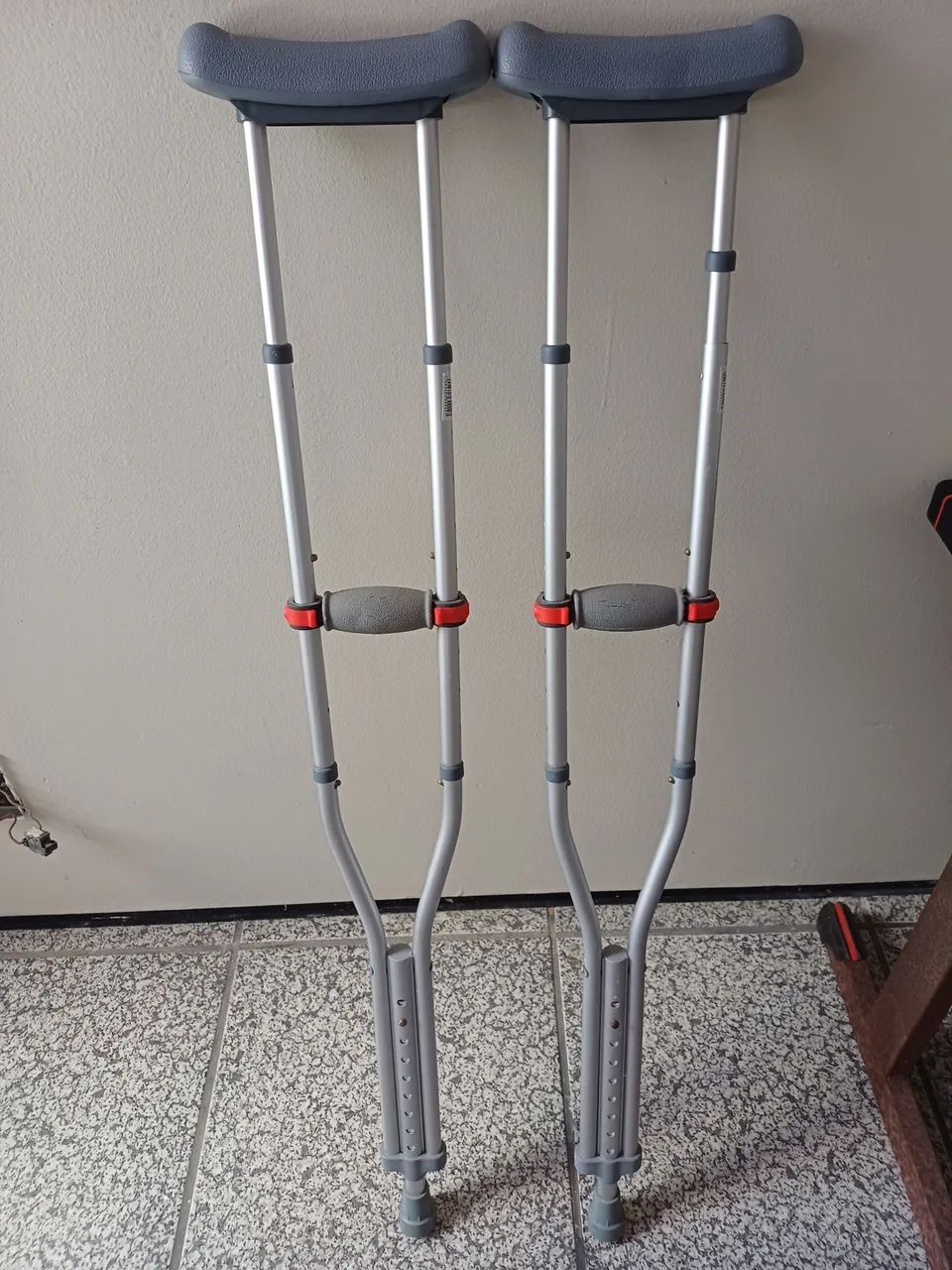 Muletas quase sem uso