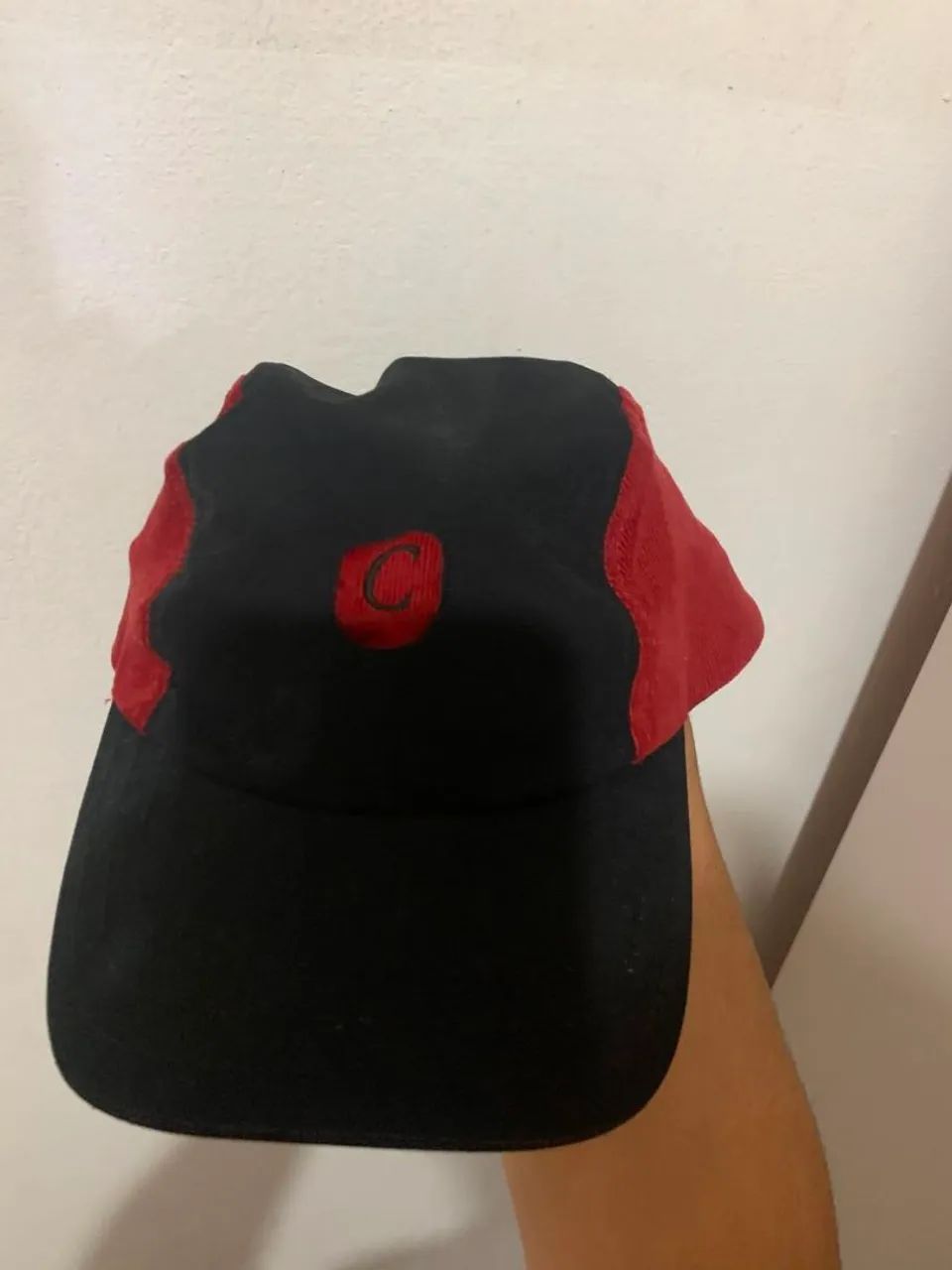 Boné CLASS estilo skatista vermelho camurça 