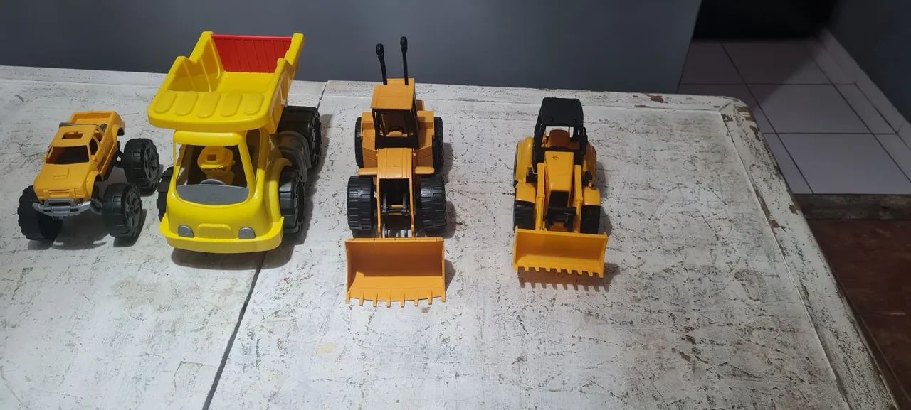 Lote de tratores e caminhão de plástico