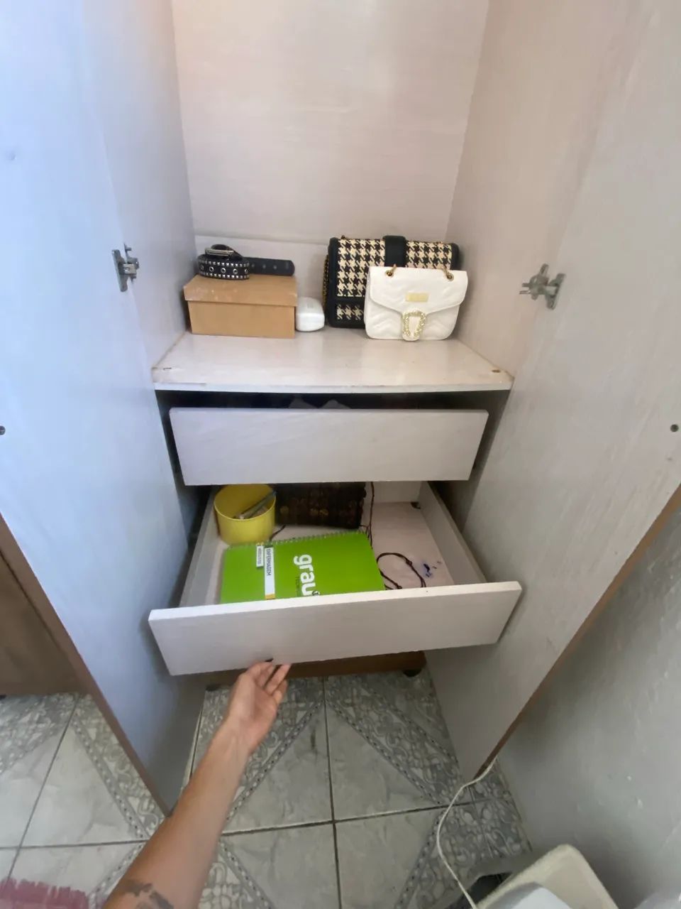 Vende-se cama de casal e guarda roupa usado. 