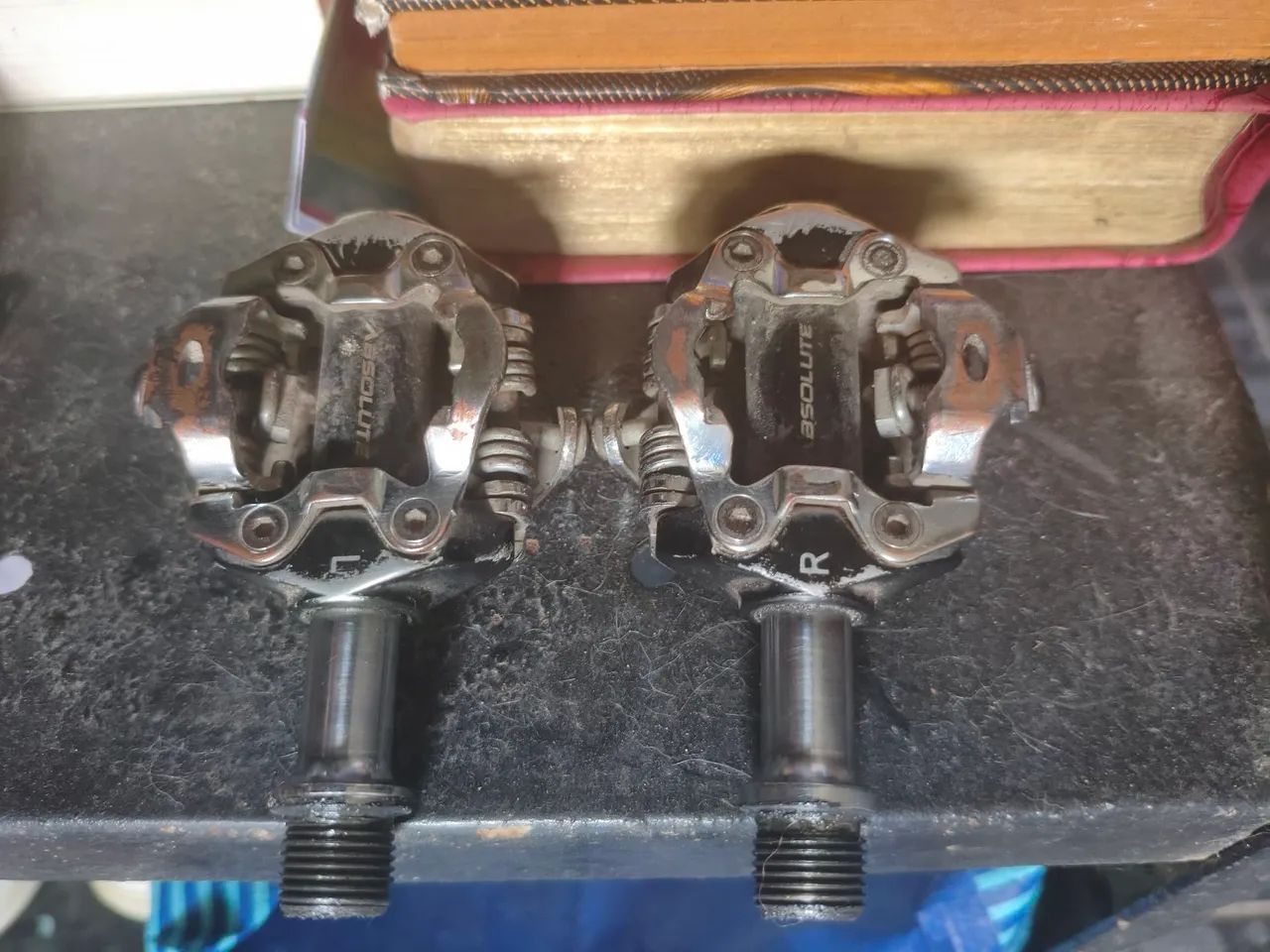 Passadores Microshift e pedal clip Absolute