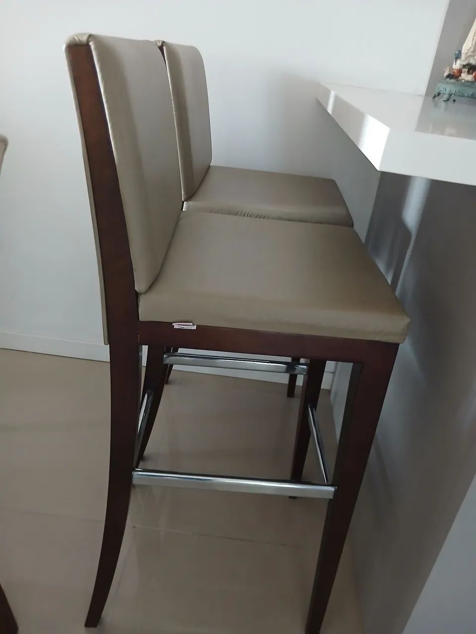 Vende 6 cadeiras e duas banquetas - Foto 3
