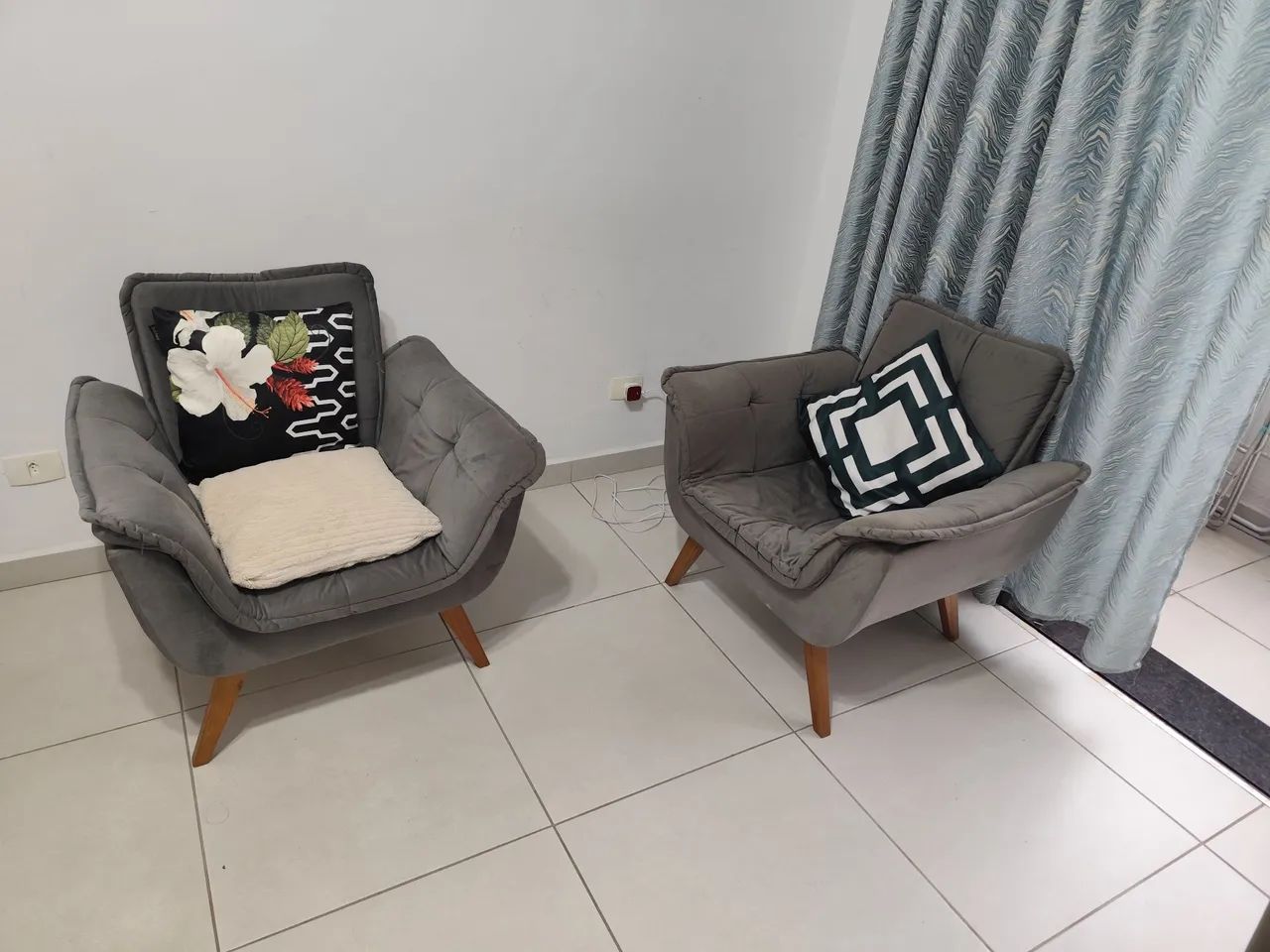 Poltrona 2 PCs cadeira decorativa pés palito cinza - Foto 3