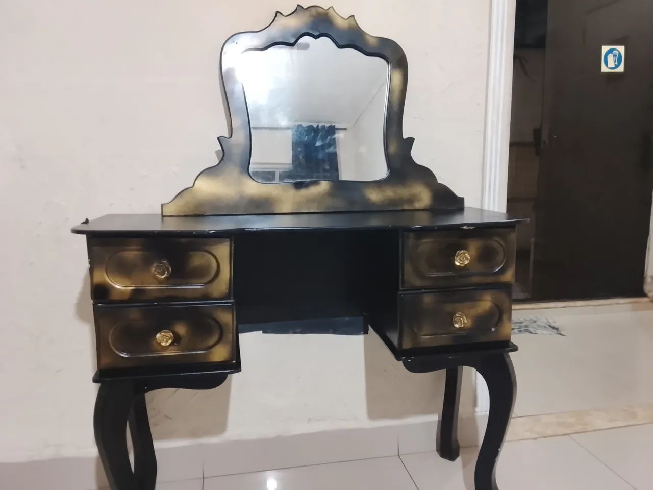 Aparador com espelho e gavetas 