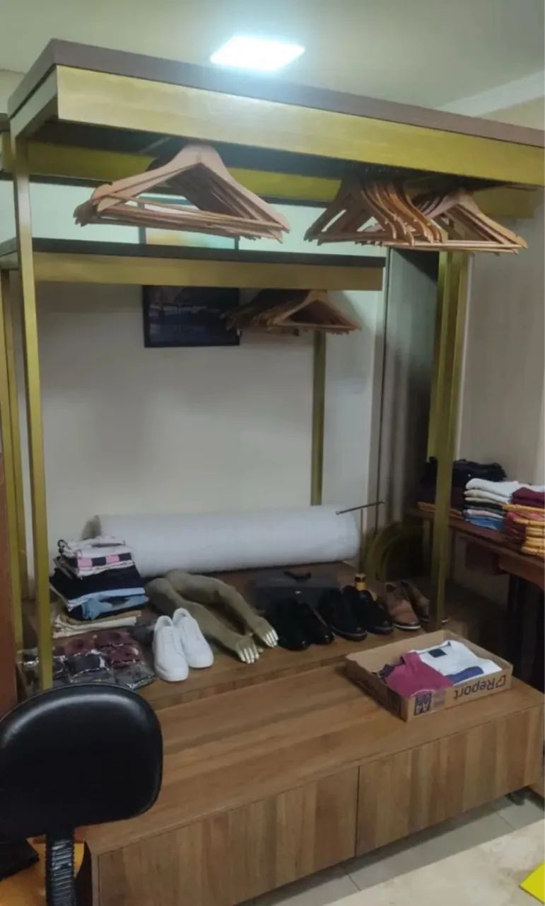 Expositor para loja de roupas com gaveteiro - Cada - Foto 2