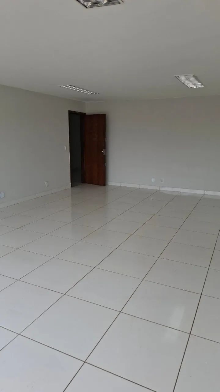 Excelente sala grande (48m², vão livre) com banheiro e copa com armários - Foto 3
