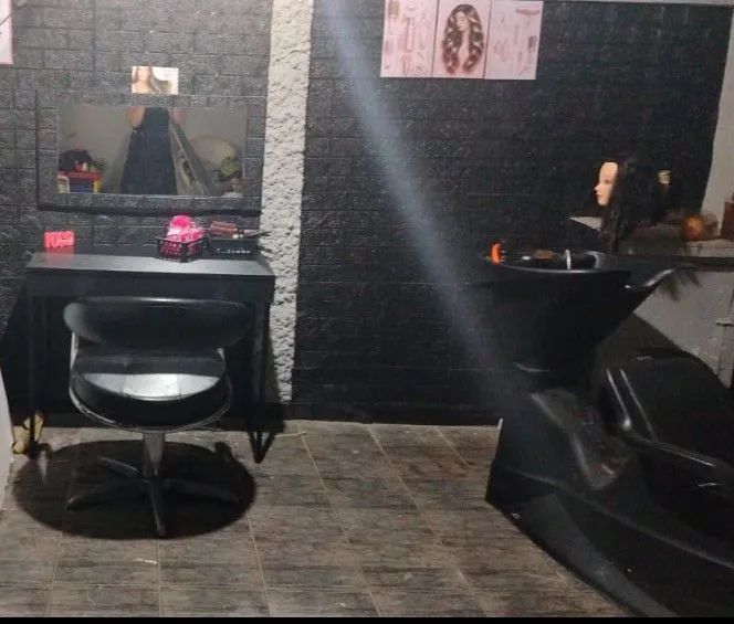 Vendo tudo pra começar a trabalhar de cabeleireira .