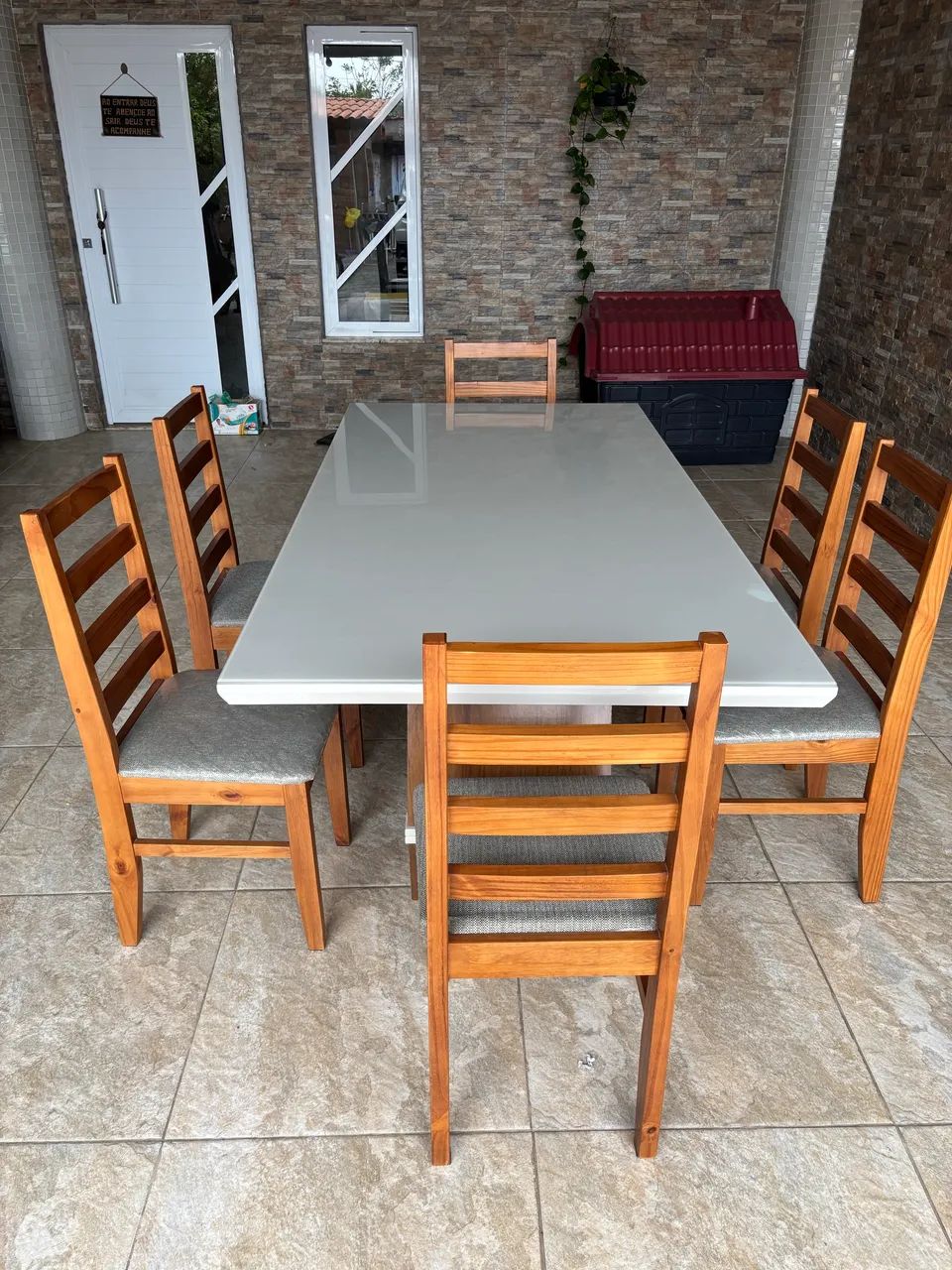 Vende-se mesa de madeira com tampo de vidro 