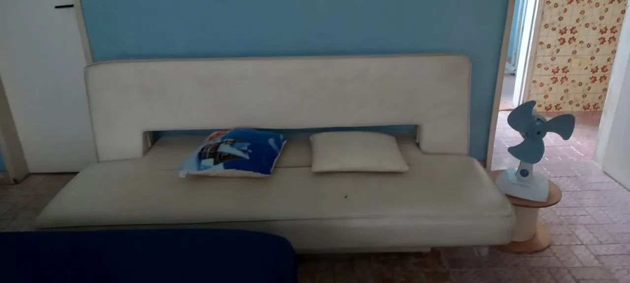Sofá cama em courvin branco. - Foto 2