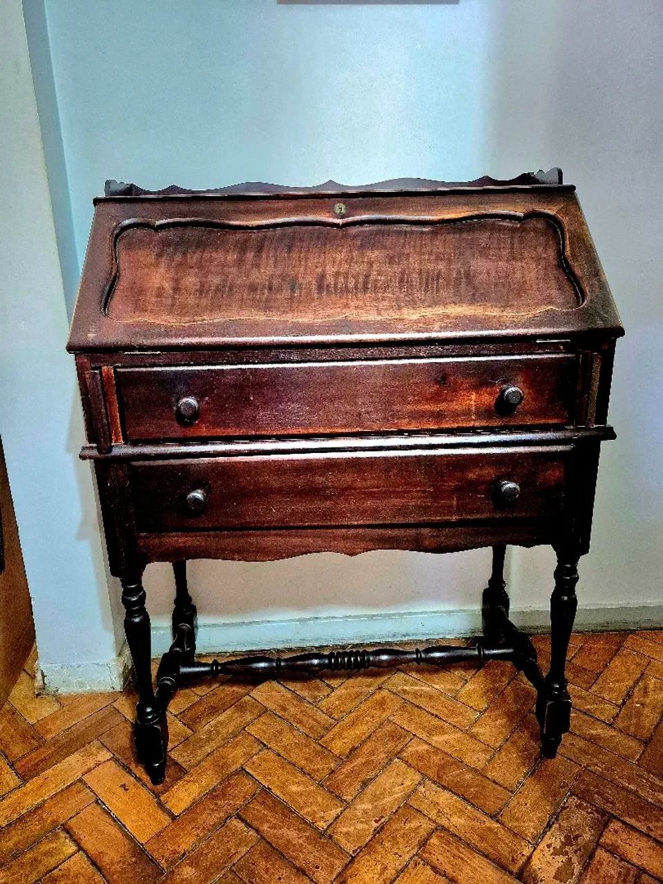 Escrivaninha antiga clássica de madeira