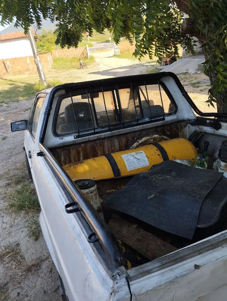 Vende-se uma Saveiro 97 com r$ 1000 de débito gás e gasolina motor 1.8 na Caucaia  - Foto 3