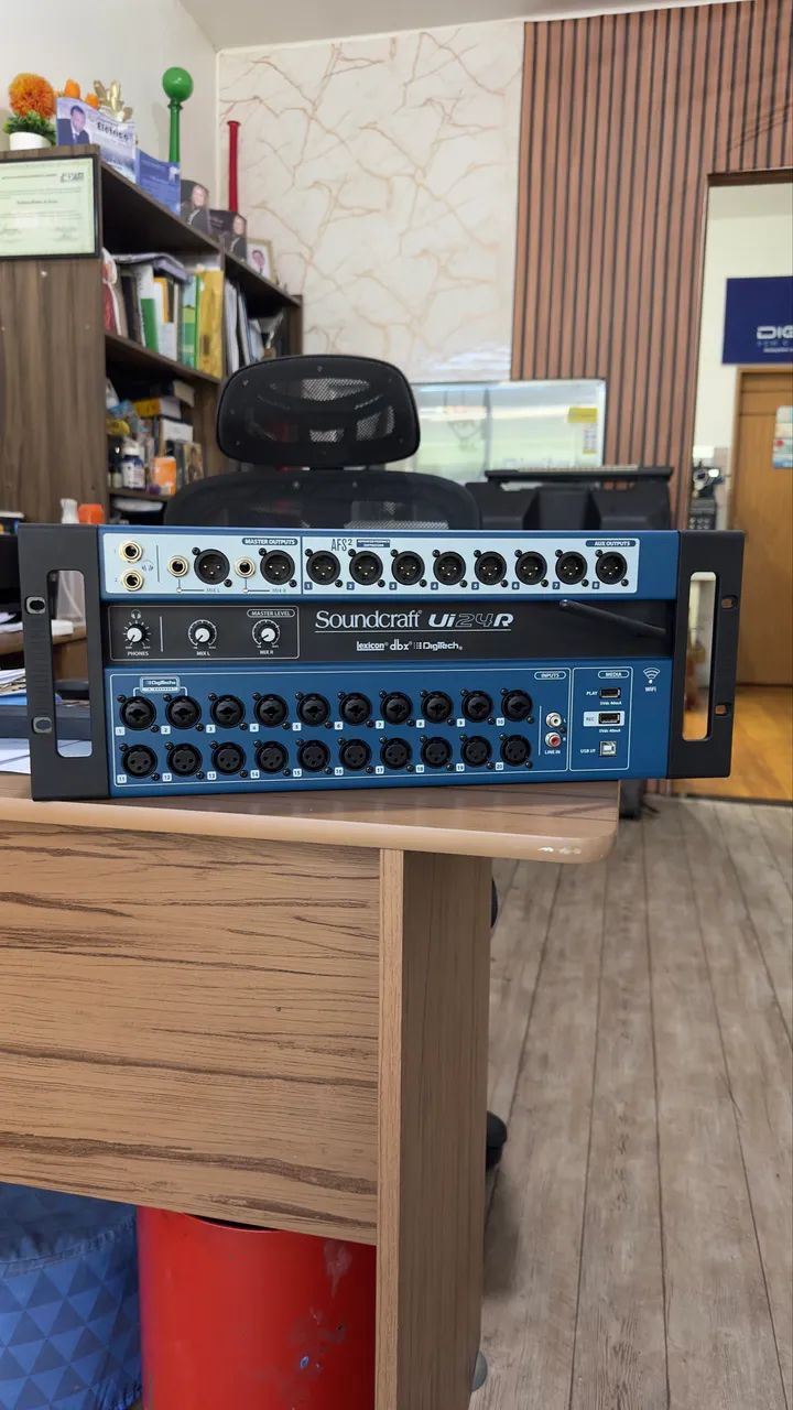 Ui24R SEMI NOVA C/CASE