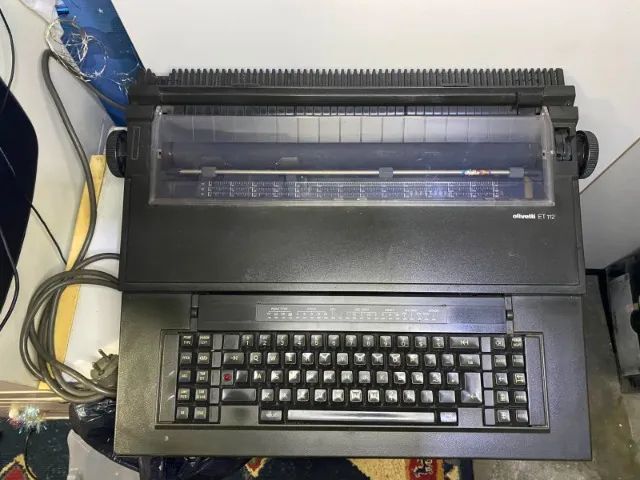 Máquina de escrever elétrica Olivetti ET112 