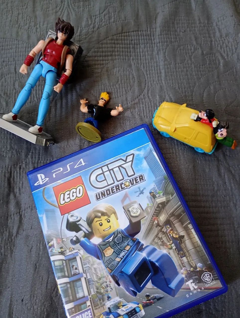 Brinquedos e Jogo de PS4 