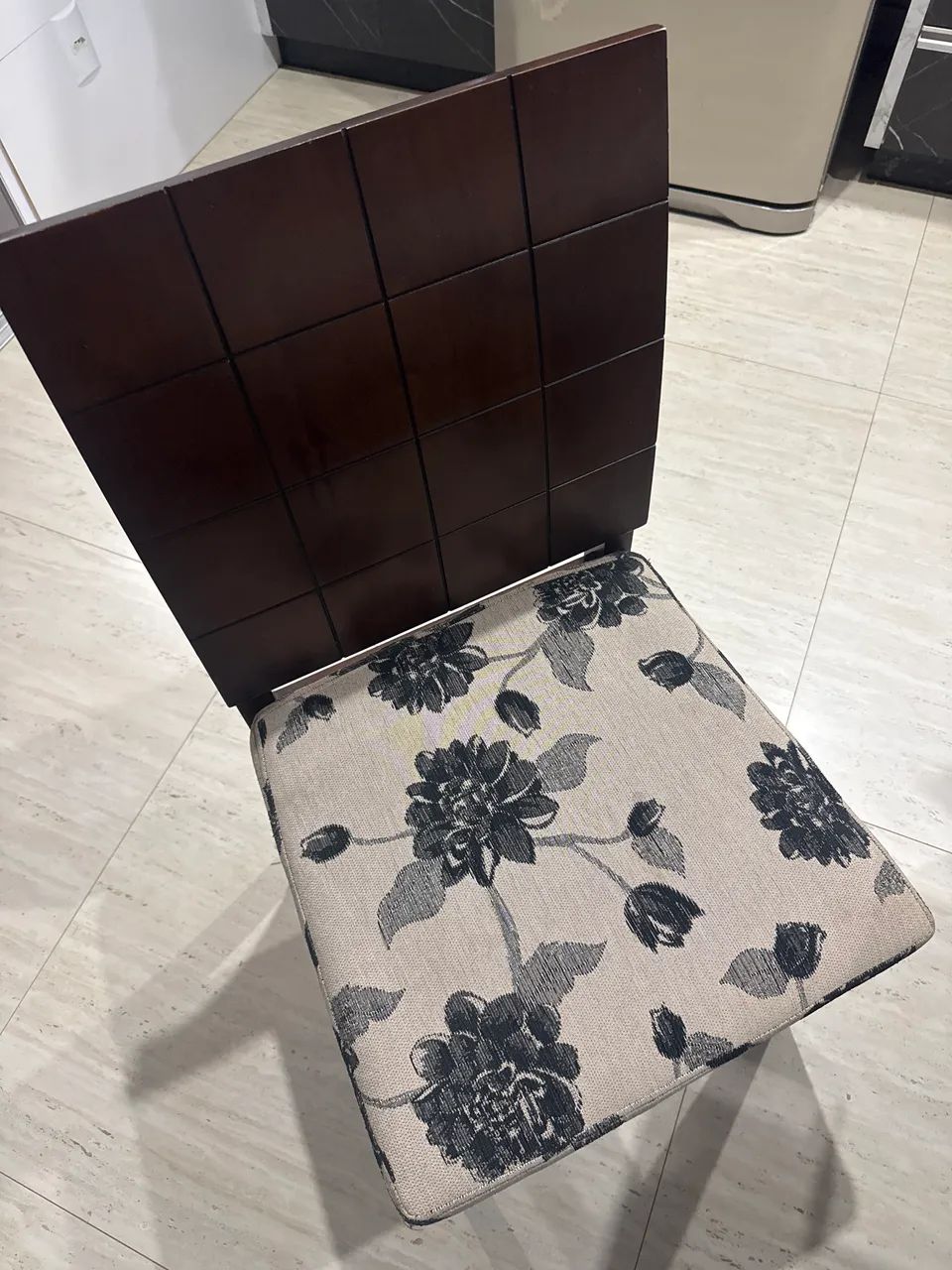Vendo Mesa de madeira e vidro 8 cadeiras 
