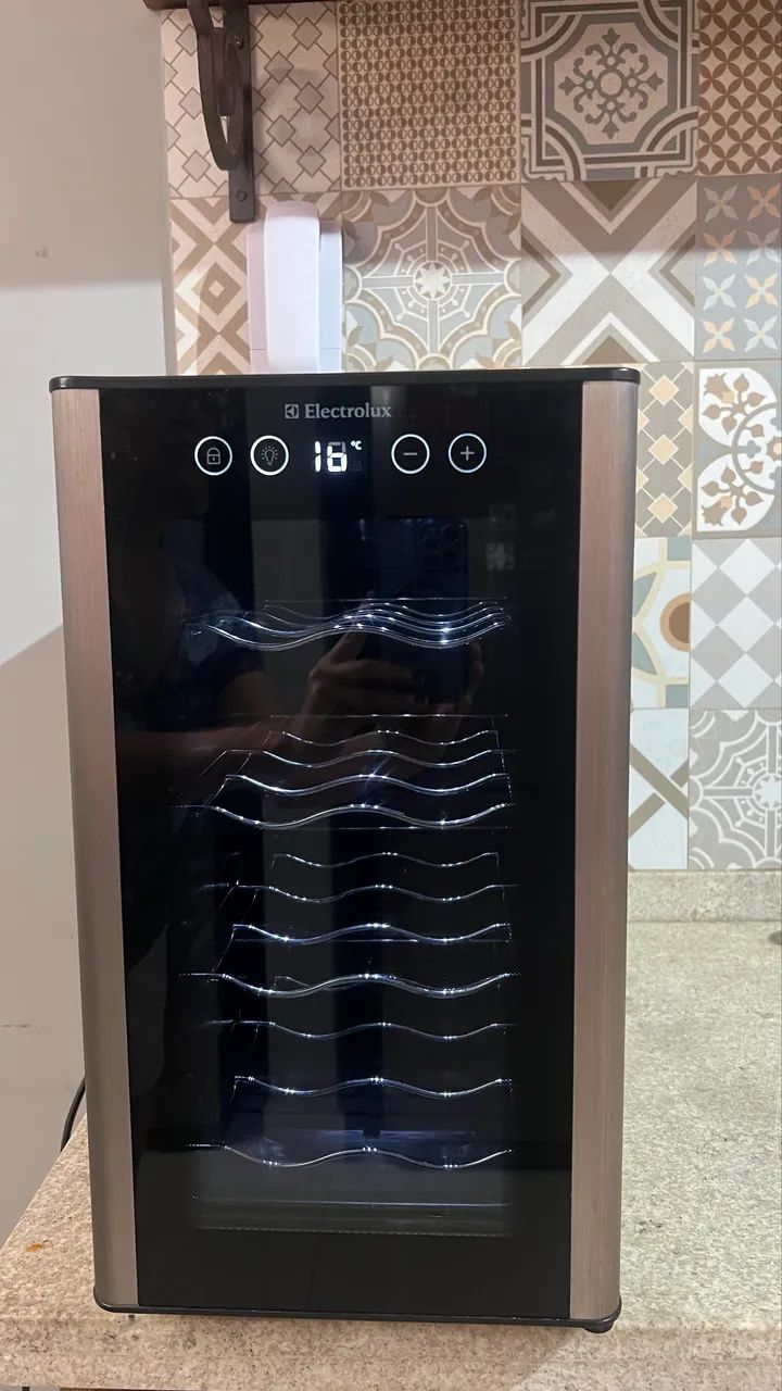 Adega climatizada Eletrolux 8 garrafas 