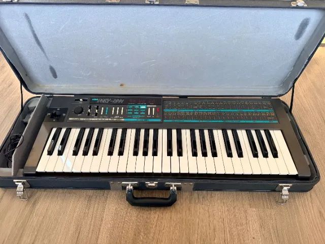 Sintetizador analógico vintage Korg Poly-800 com case original