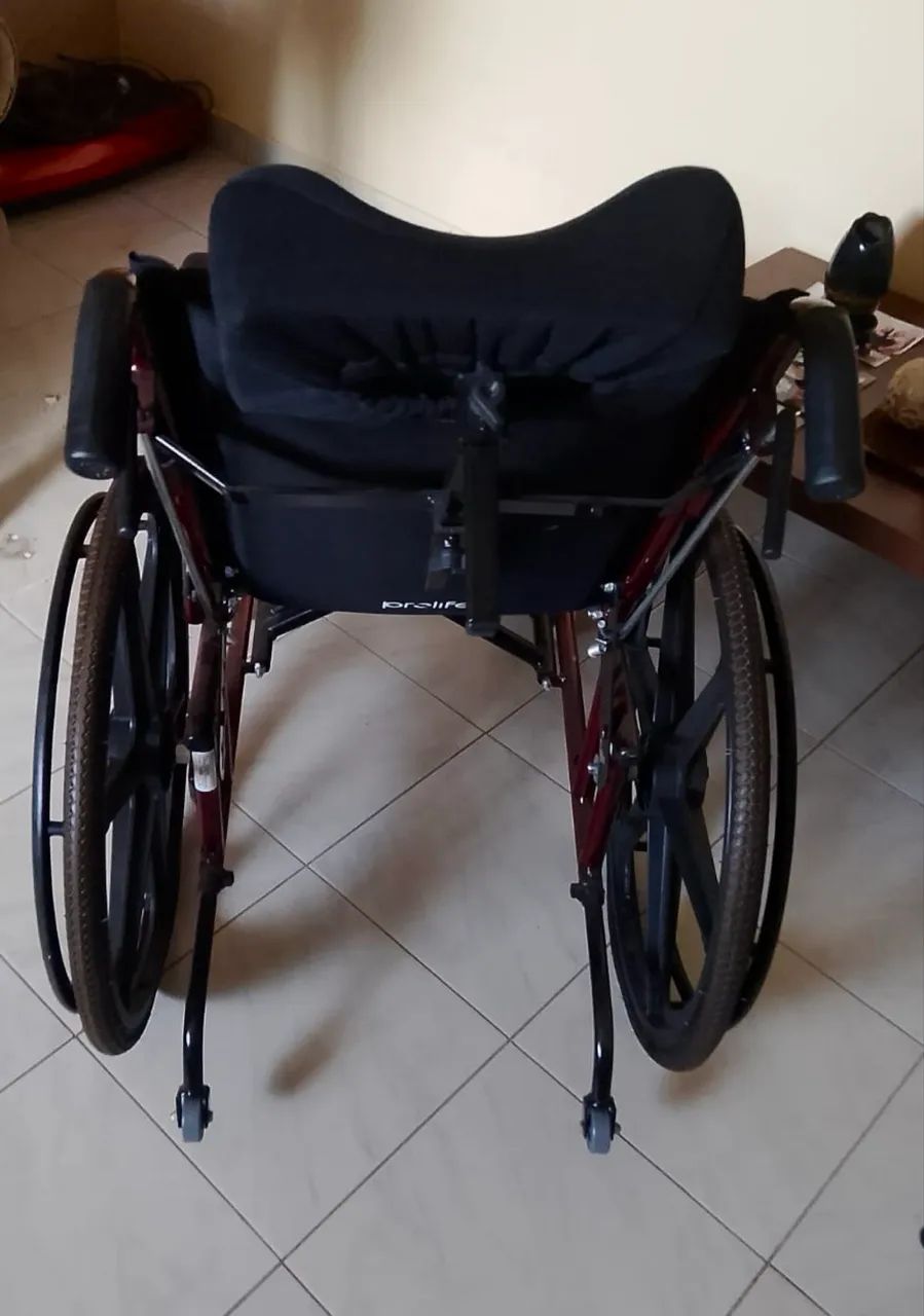 Cadeira de Rodas com Encosto para Pés e Cabeça - Ótimo Estado - Foto 2