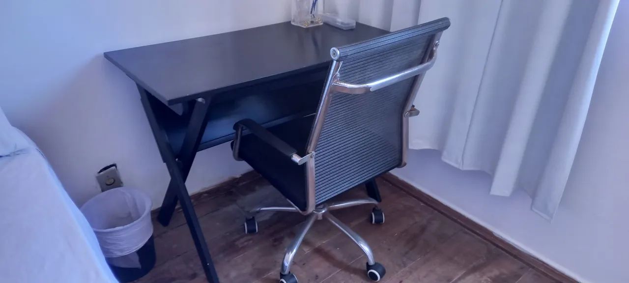Vendo mesa e cadeira preta para trabalho home office. 