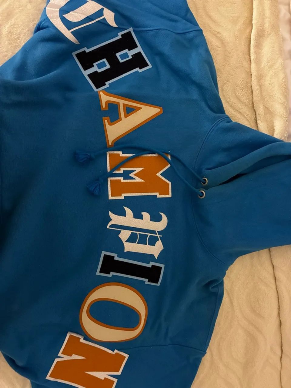 moletom Champion com capuz hoodie com logo  estilo varsity