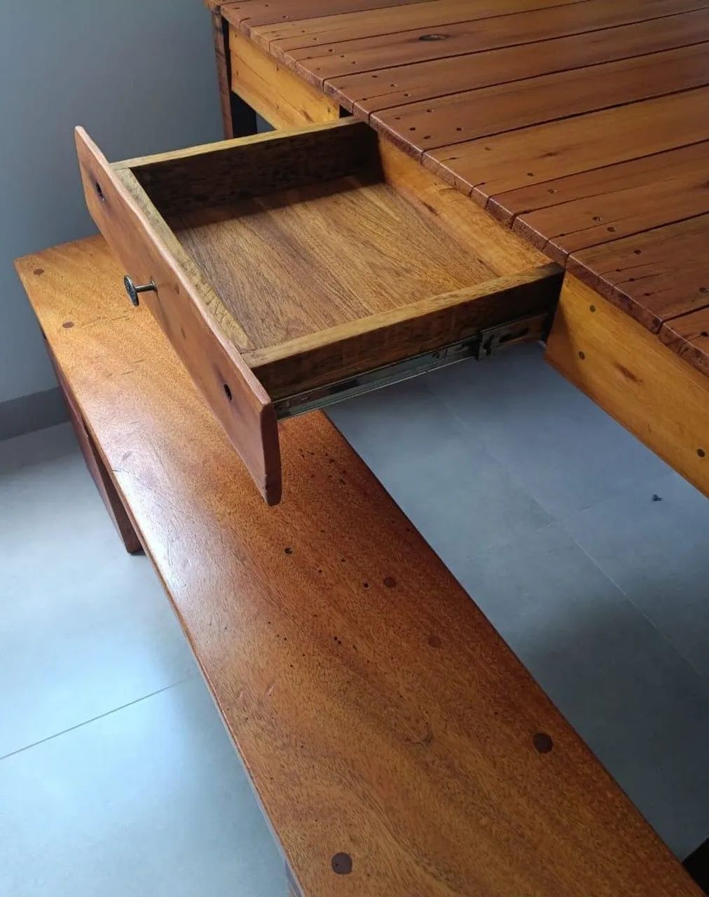 Conjunto Mesa Rústica com Banco + Banqueta De Madeira Maciça  - Foto 2