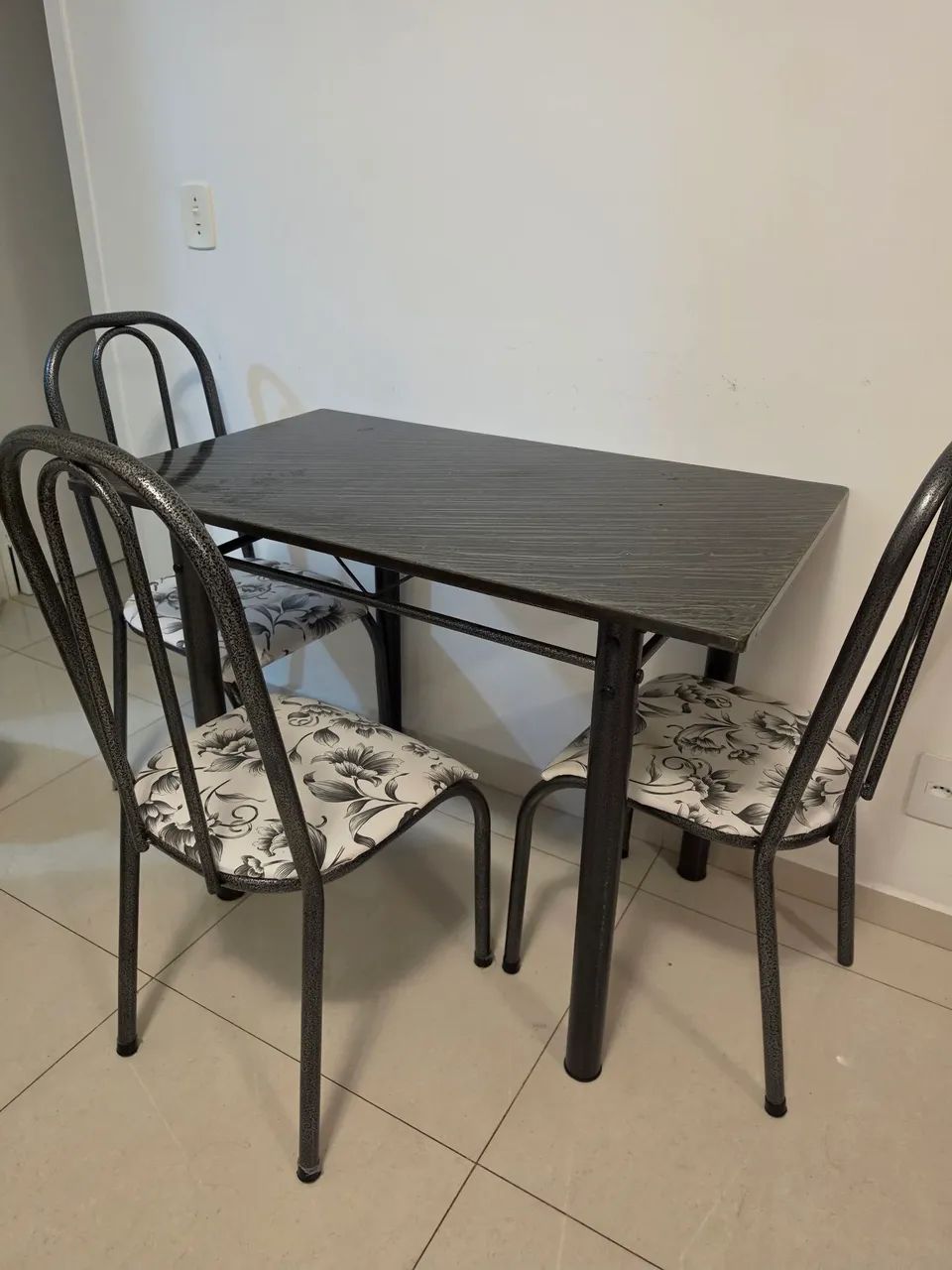 Mesa preta com 4 cadeiras