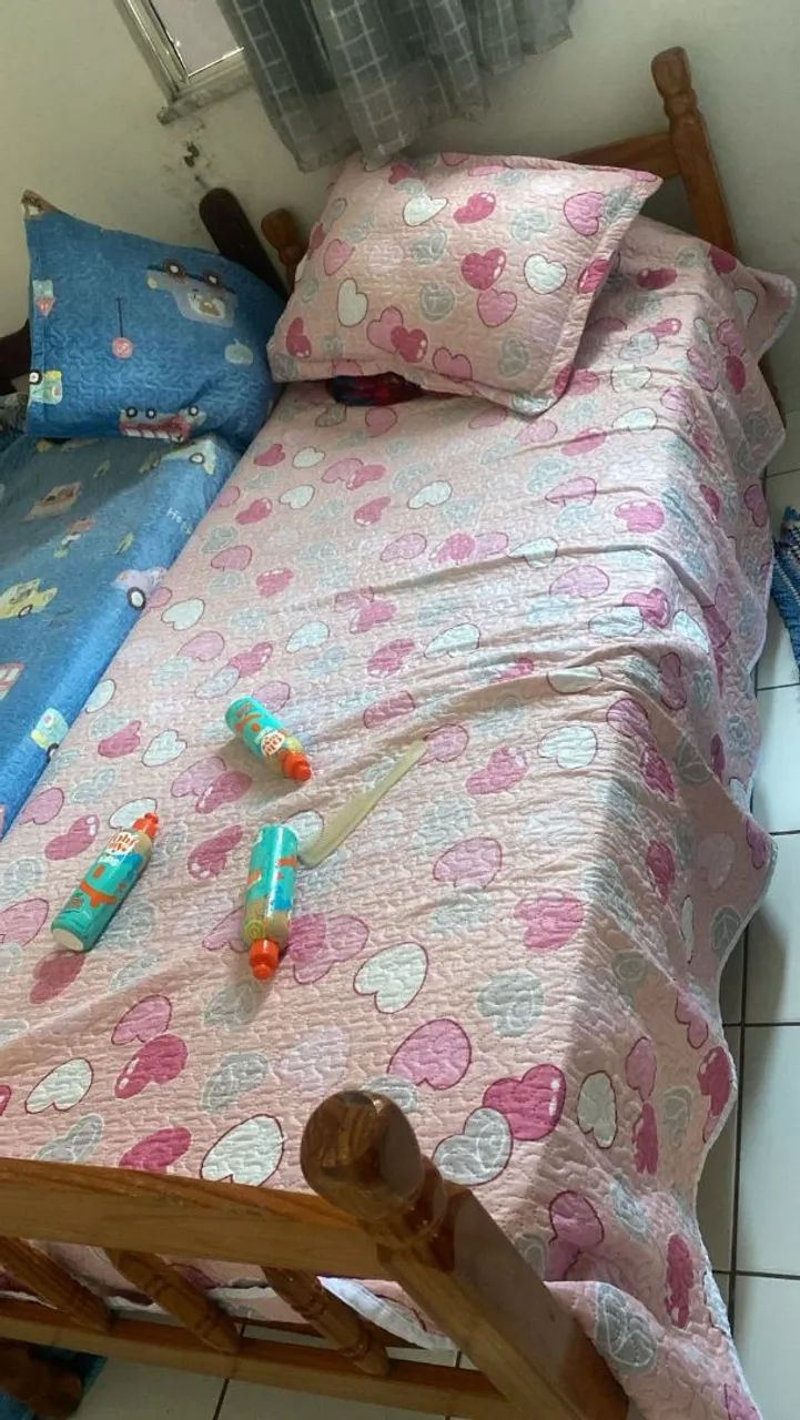 Uma cama solteiro novinha