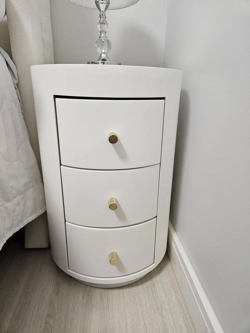 Vendo 2 mesas de cabeceira novas