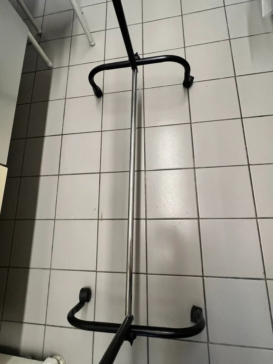 Arara simples para roupa 60 cm com rodízios  - Foto 2