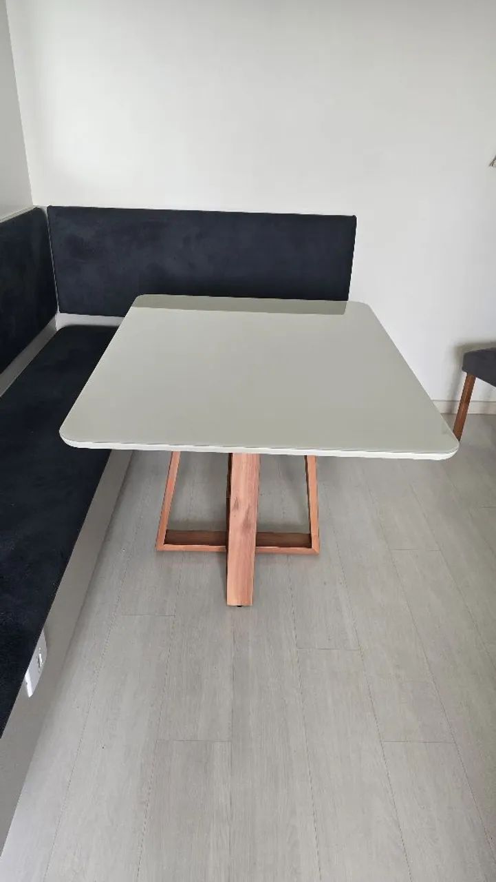 Vendo mesa com tampo de vidro e pés em madeira maciça 