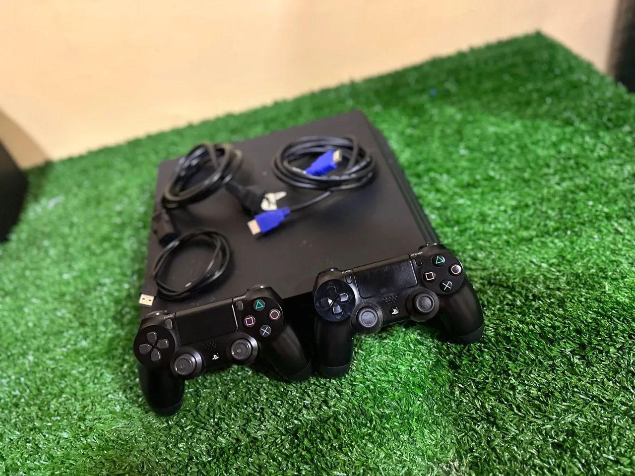 Ps4 Pro - 1TB com 2 controles  - Foto 2