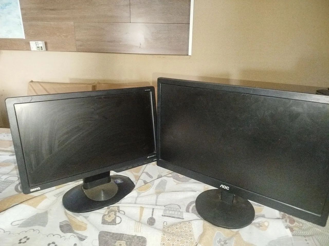 Dois monitores funcionando um AOC e outro BENQ