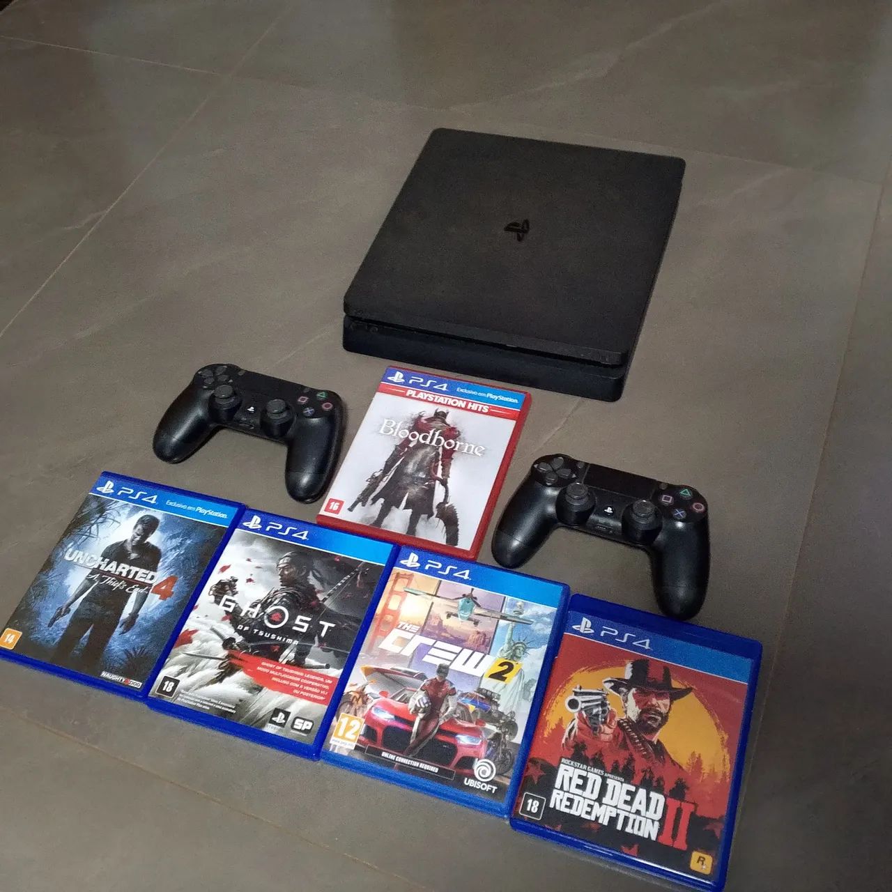 Ps 4 slim 1T com dois controles e 5 jogos 